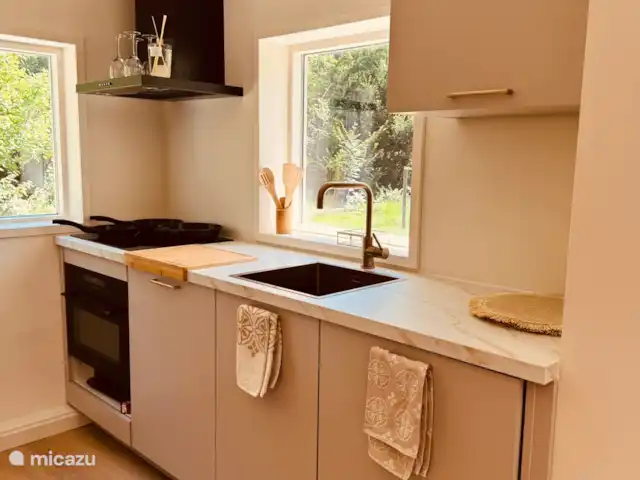 Nieuwe keuken van alle gemakken voorzien